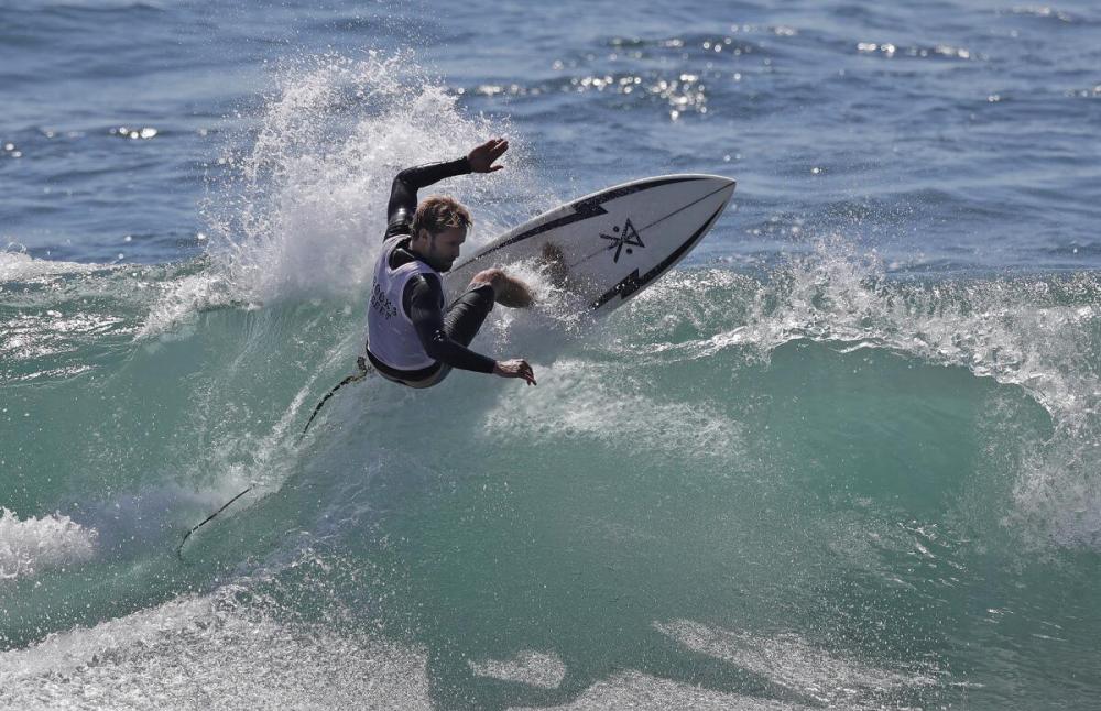 a man riding a wave on a surfboard in the ocean